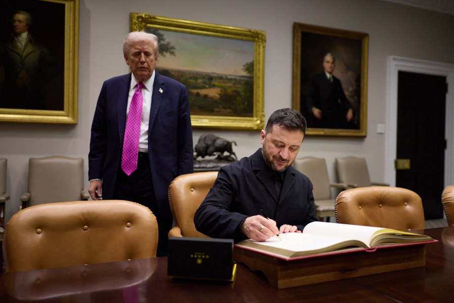 Trump l-ar fi îndemnat pe Zelenski să accepte termenii Rusiei, altfel Putin va „distruge Ucraina”. Întâlnirea dintre cei doi, plină de tensiuni