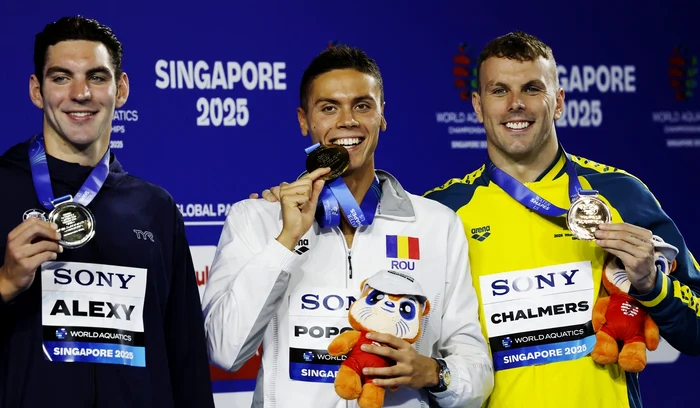 David Popovici (centru) a cucerit medalia de aur și la 100 de metri liber (FOTO: EPA)