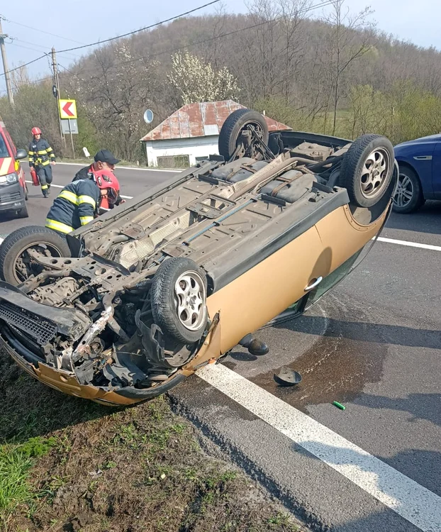 Mașină răsturnată pe DN7 Dealul Negru în Vâlcea care a dus la blocarea traficului Foto ISU Vâlcea