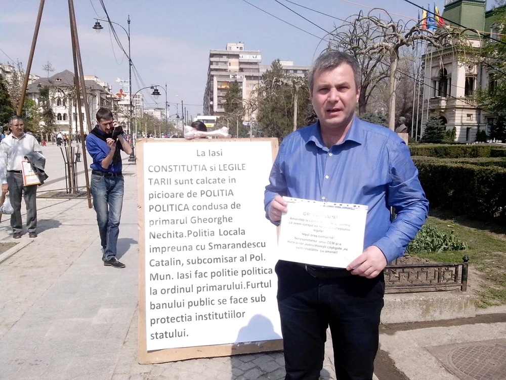 Virgil Iordache, fostul lider sindical de la CET Iaşi, care protestează în faţa Primăriei FOTO Cezar Pădurariu