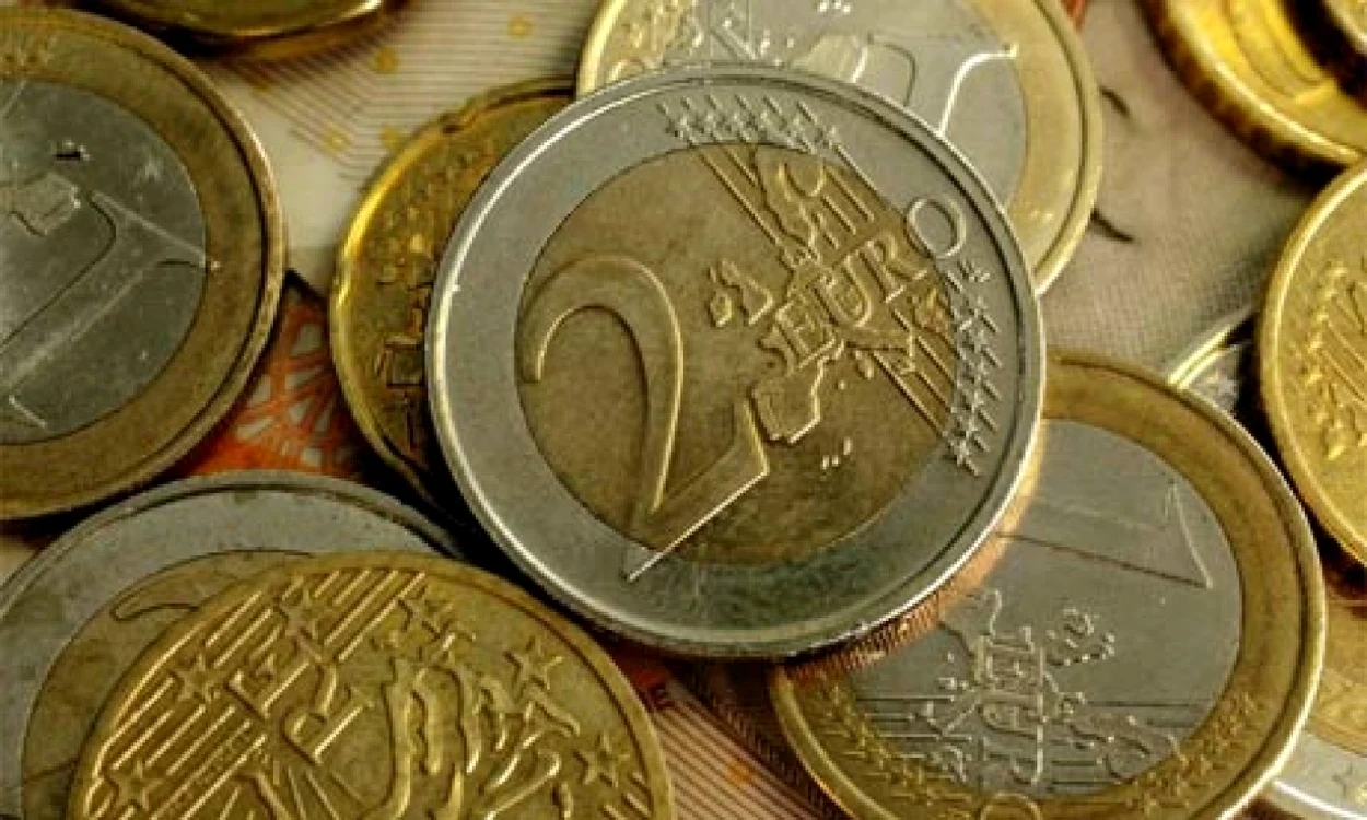 Peste 120.000 de monede de 2 euro au fost retrase din circulaţie în 2012 pentru că erau falsificate FOTO guardian.co.uk