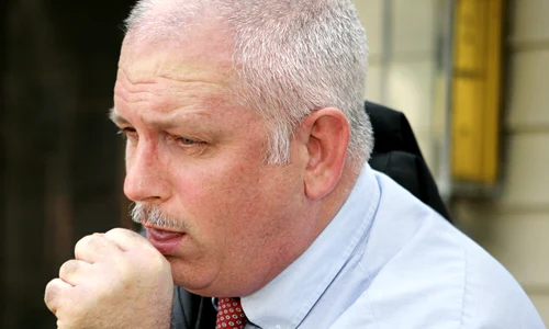 1 barbat tuse fotolia 3592927 subscription l jpg jpeg