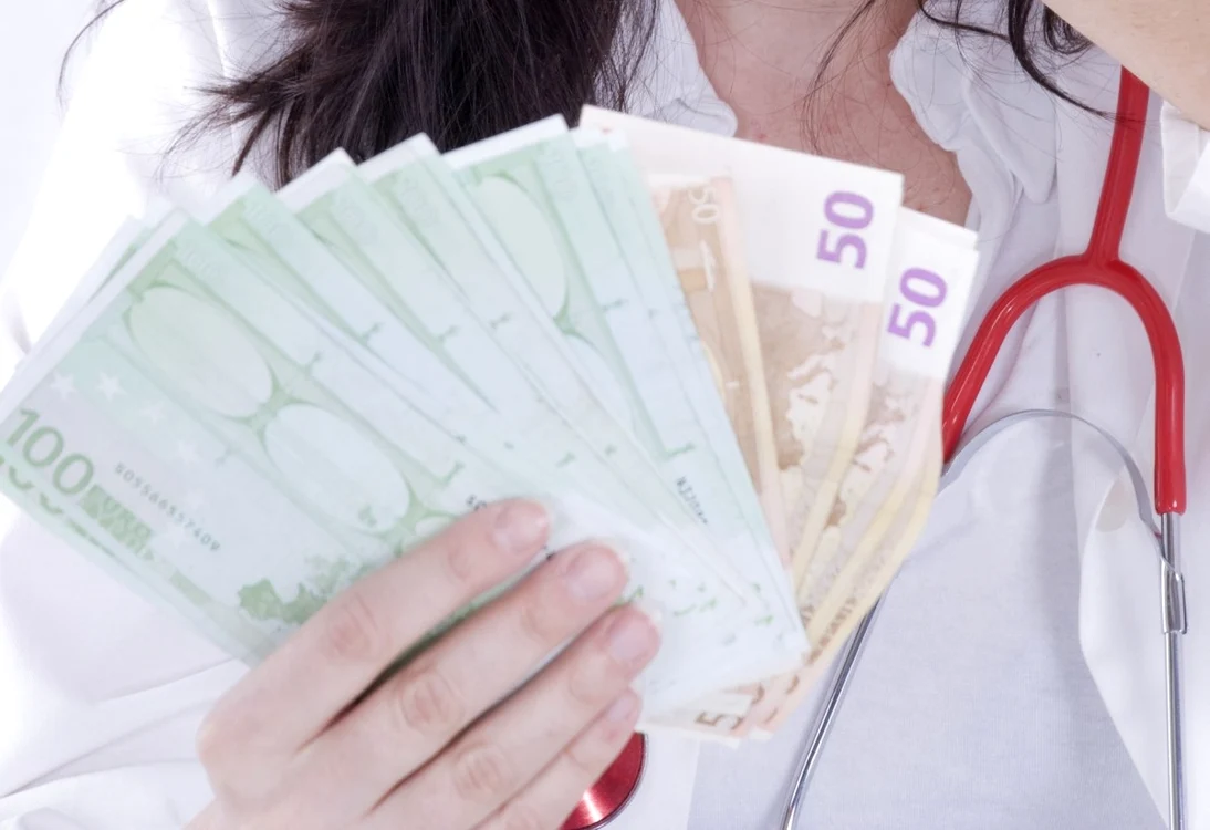 Profesorii de la Facultatea de Medicină din Brașov nu mai vor să accepte bani în schimbul notelor de trecerefoto: Hepta