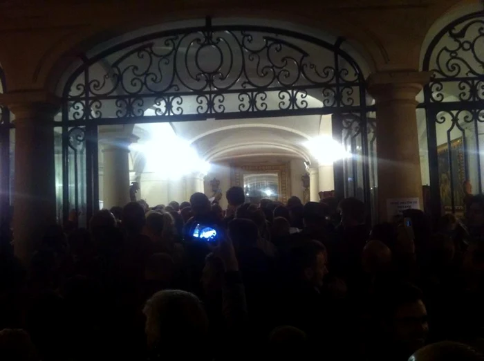 Lumea a dat buzna în Ambasada României la Paris pentru a votaFoto: Twitter