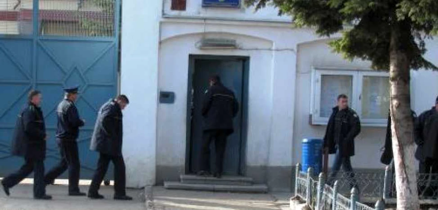 Incidentul a fost anunţat la Serviciul de Urgenţă 112, însă medicii de pe ambulanţă nu l-au mai putut salva pe tânărul deţinut
