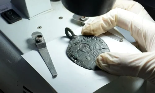 Amuleta îl reprezintă pe regele Solomon călare învingându-l pe diavol (© Karabük Üniversitesi)