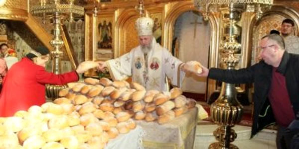 Momentul împărţirii pâinilor ca catedrala din Galaţi FOTO Costiuc Petrică