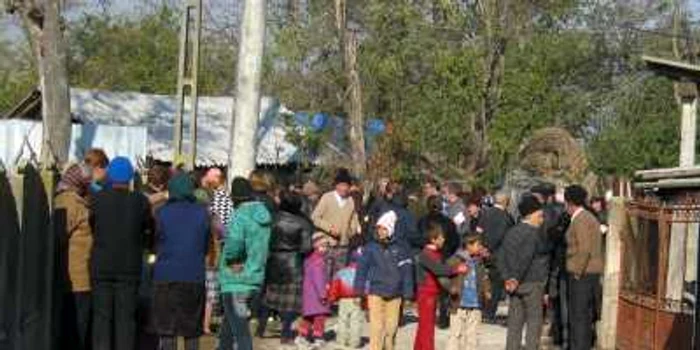 Sătenii s-au strâns în număr mare în faţa casei părinteşti a militarului