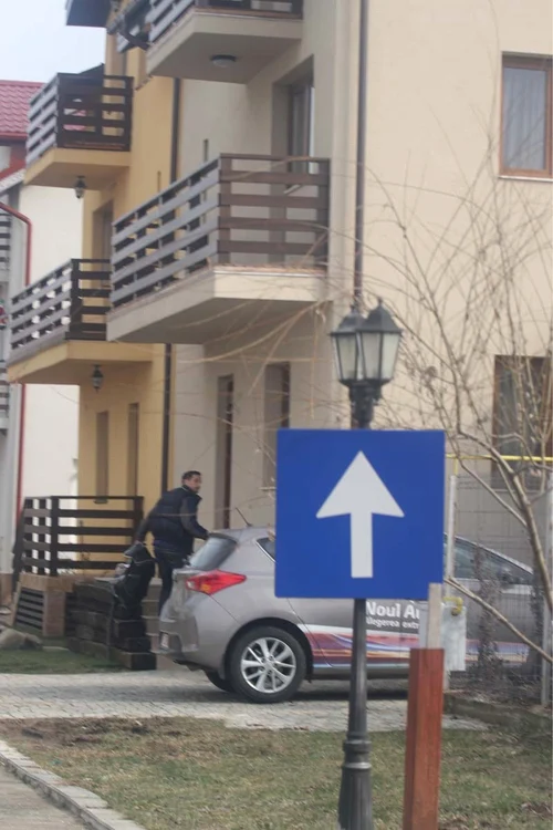 Dani Otil in fata casei