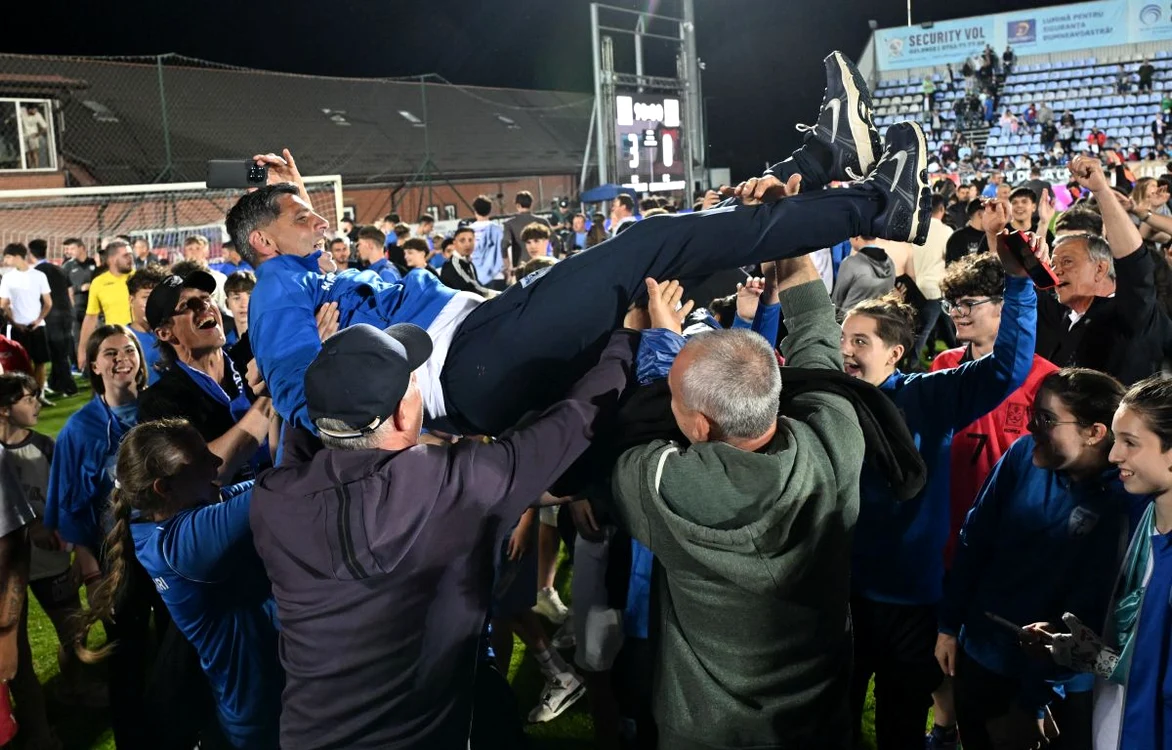 Florin Pîrvu a fost purtat pe brațe după meci (FOTO: Sportpictures)