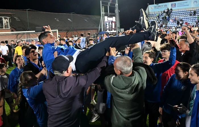 Florin Pîrvu a fost purtat pe brațe după meci (FOTO: Sportpictures)