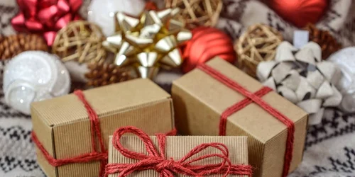 Cadoul de Secret Santa pentru o colega de birou cum te incardezi intr un buget rezonabil jpg