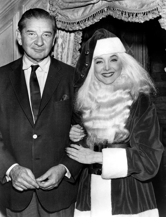 Charles Addams, alături de Carolyn Jones FOTO IMDB