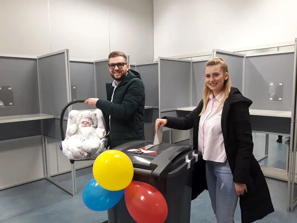 
    Funcționarii ambasadei României în Regatul Țărilor de Jos s-au lăudat că au primit pe cel mai tânăr votant din Diaspora: un bebelușFoto: Ambasada României din Regatul Țărilor de Jos  