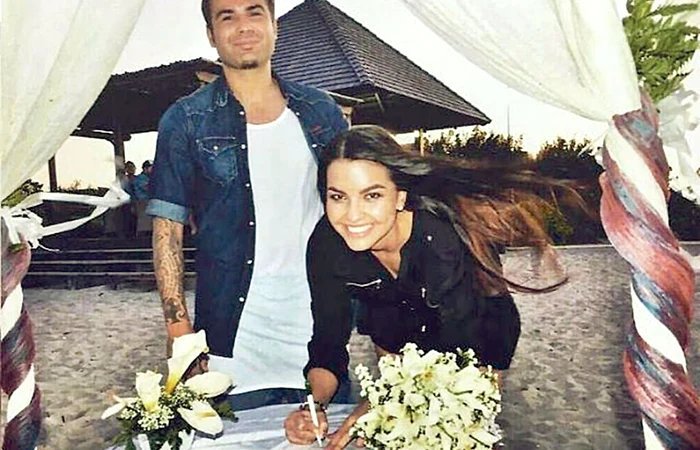 
    Adi Mutu şi Sandra  s-au căsătorit el în blugi  şi ea în rochie neagră  