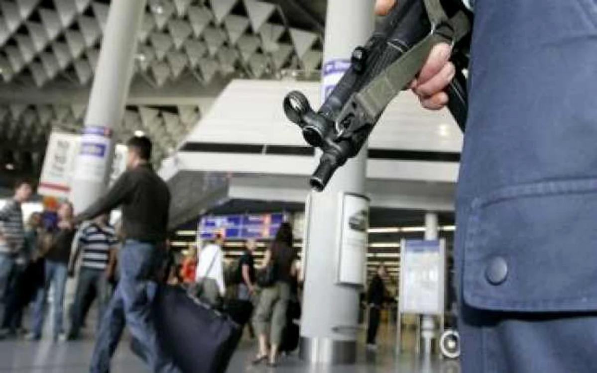 Un membru Al-Qaida a vrut să ucidă un prinţ detonând explozibil în anus!