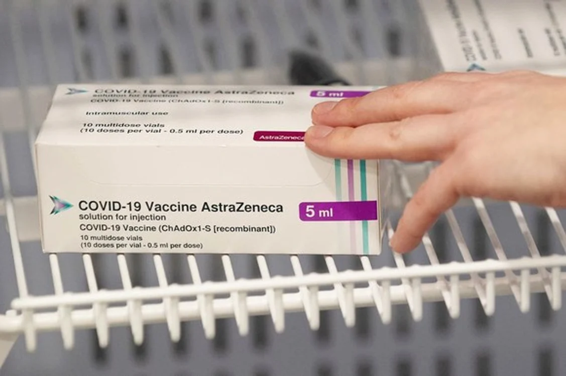 Vaccinul Oxford-AstraZeneca folosește o versiune slăbită a unui virus comun de răceală cunoscut sub denumirea de adenovirus