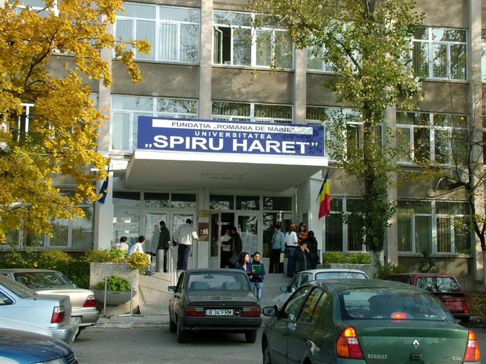 Zeci de mii de studenţi se înscriu, zilele acestea, la Master neautorizat