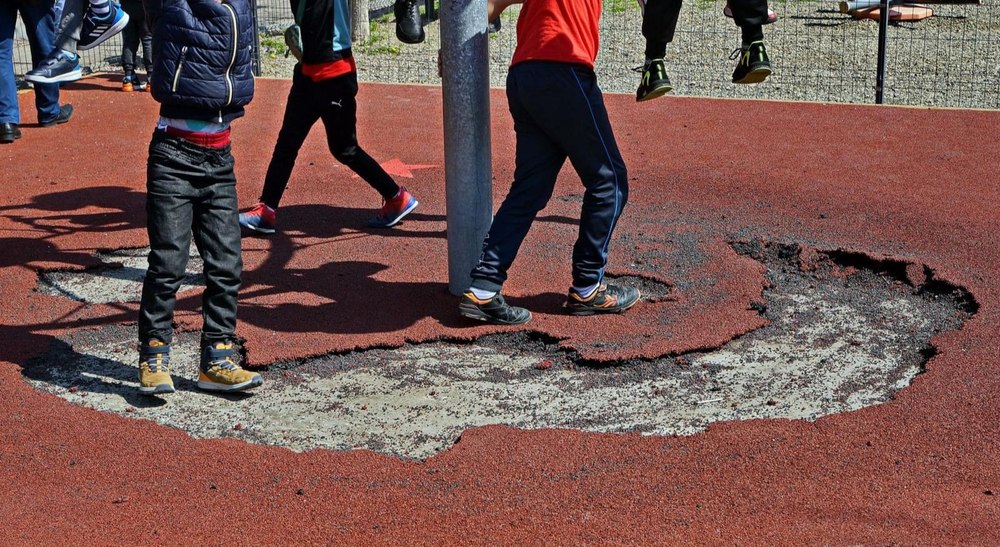 Parc devenit pericol pentru copii, la trei luni de la modernizare. Lucrarea a costat 150.000 de euro 