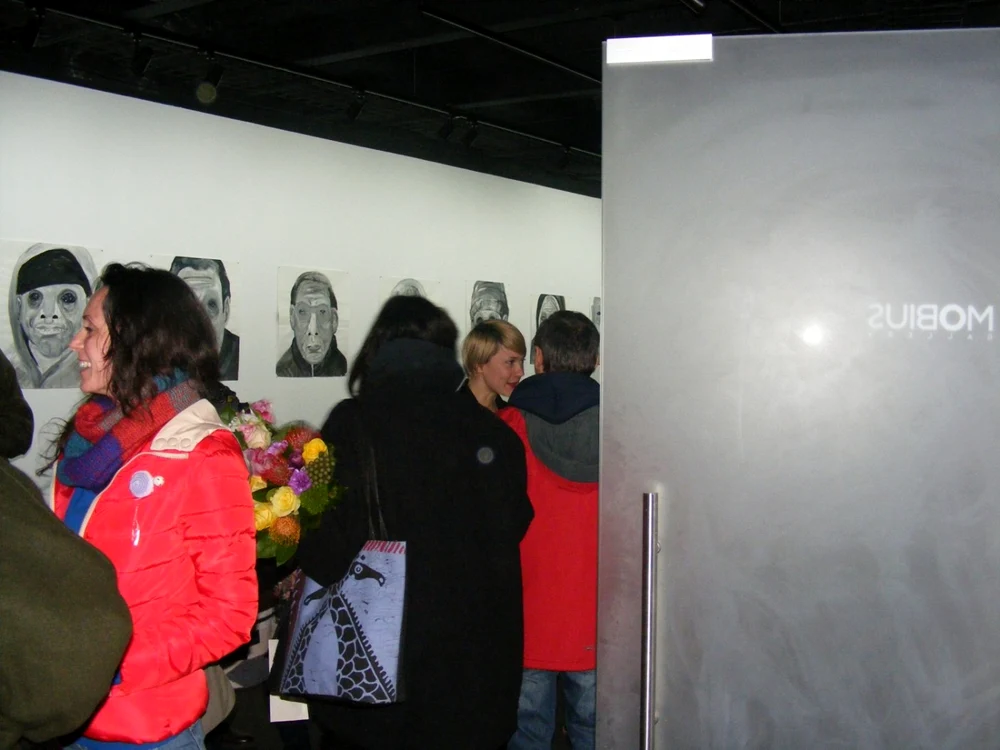 „Et in Arcadia
ego“. Lea Rasovszky îşi vernisa expoziţia de la Mobius Gallery, în martie
2017, iar oamenii se bucurau de „artă, pace şi libertate“. Sau „O les beaux
jours“     FOTOGRAFII: Doinel Tronaru