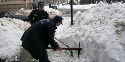 Pompierii curăţă de gheaţă străzile din centrul oraşului 