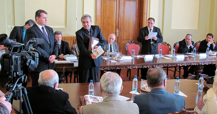 Jurnalistul Dorin Ivan i-a oferit primarului Boşcodeală cel mai recent volum al său FOTO: Iulian Bunilă