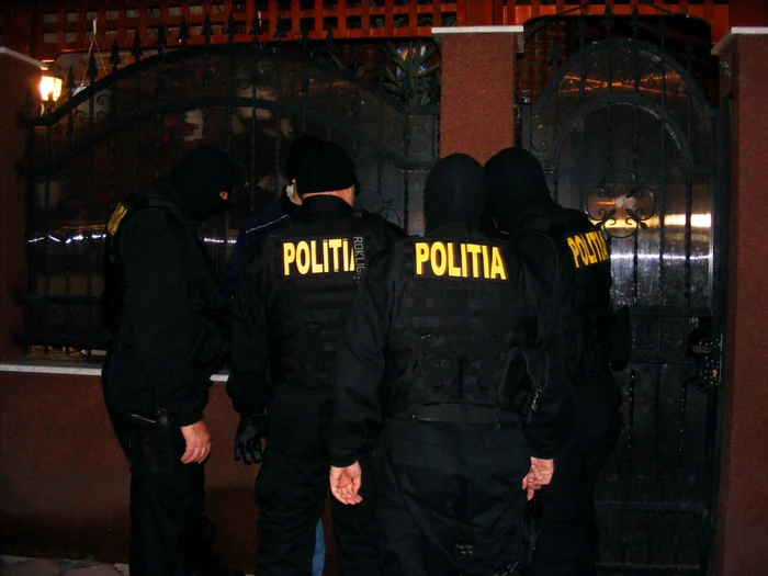 Percheziţii la Carcaliu şi Măcin FOTO Arhivă Adevărul