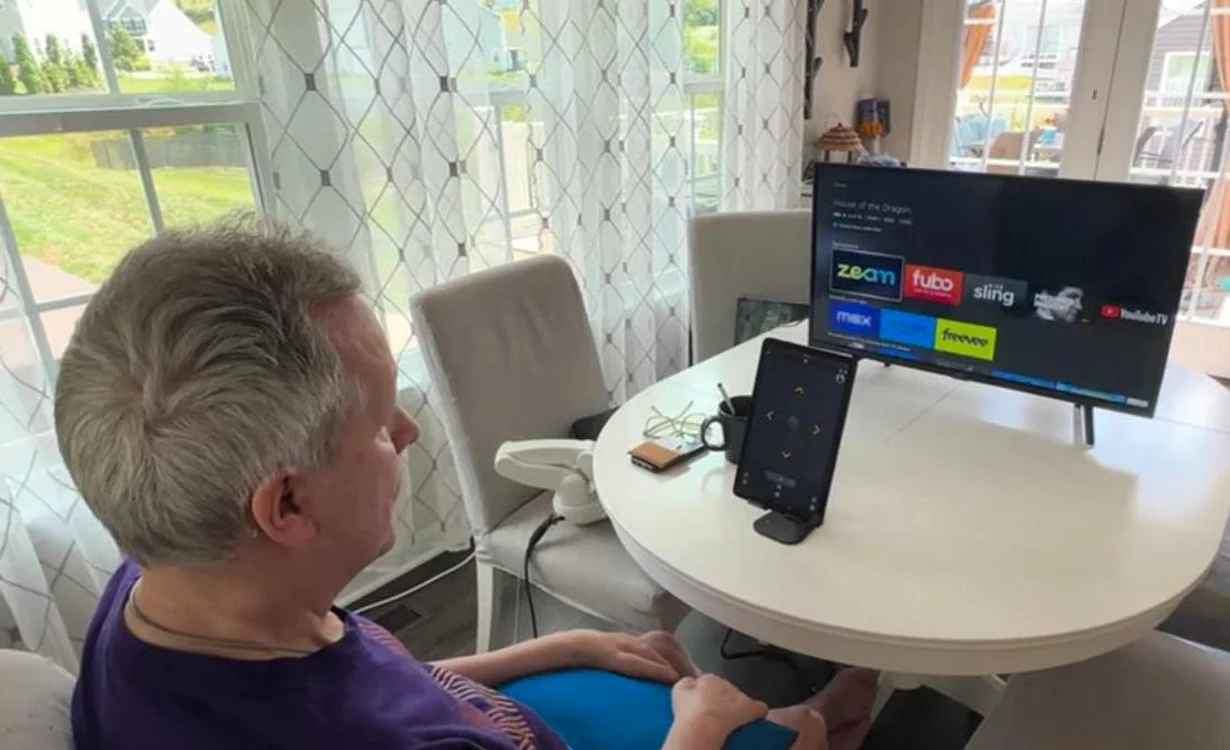 Mark a reușit să controleze cu ajutorul gândurilor asistentul virtual Alexa FOTO: Captură video