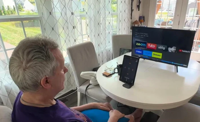 Mark a reușit să controleze cu ajutorul gândurilor asistentul virtual Alexa FOTO: Captură video