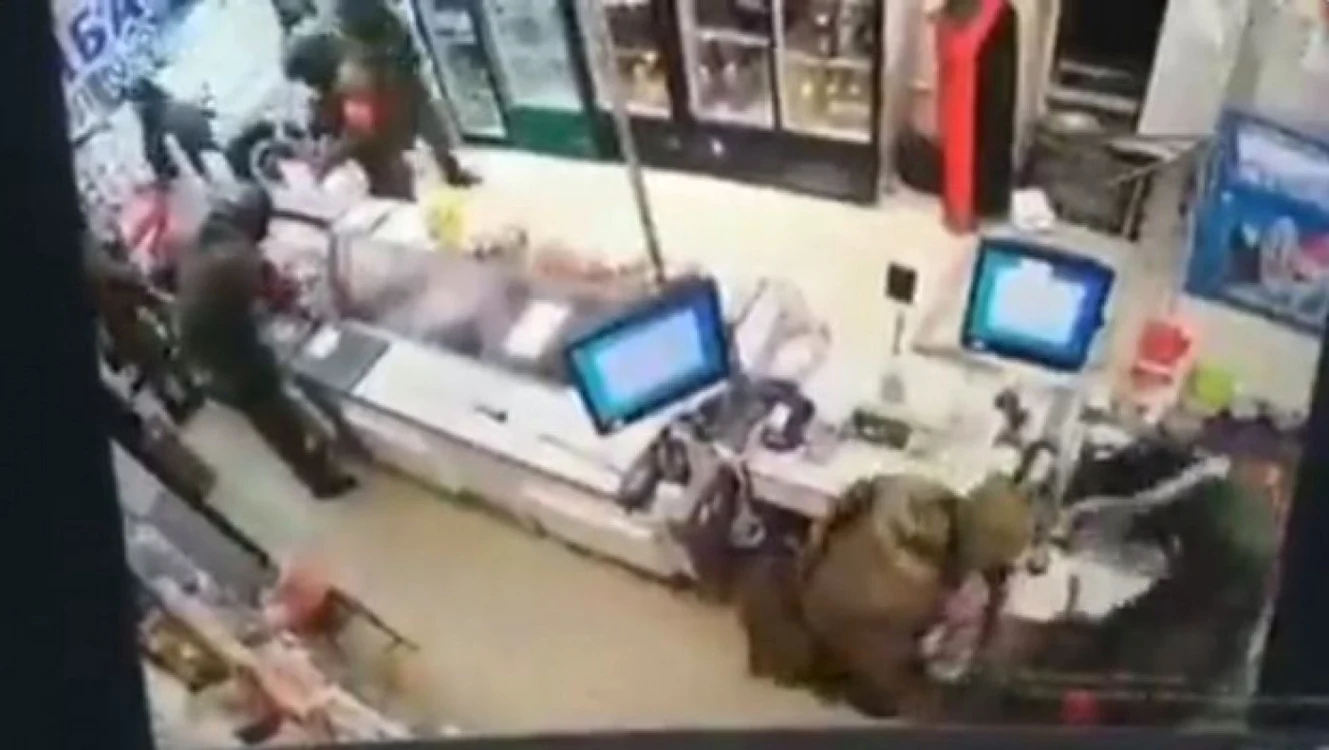 Militari ruşi fură dintr-un magazin ucrainean Foto Captură video NEXTA