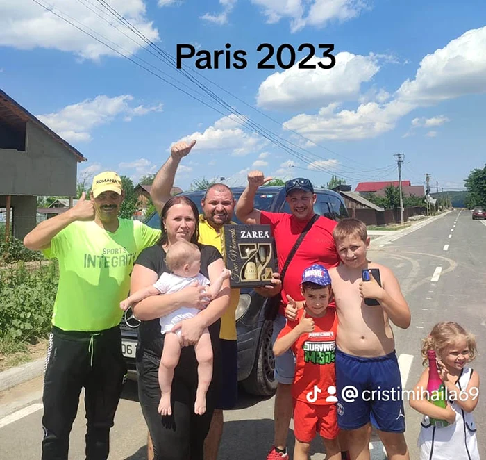 Câștigătorul maratonului de porumbei alături de familia sa FOTO Silviu Cristian Mihăilă