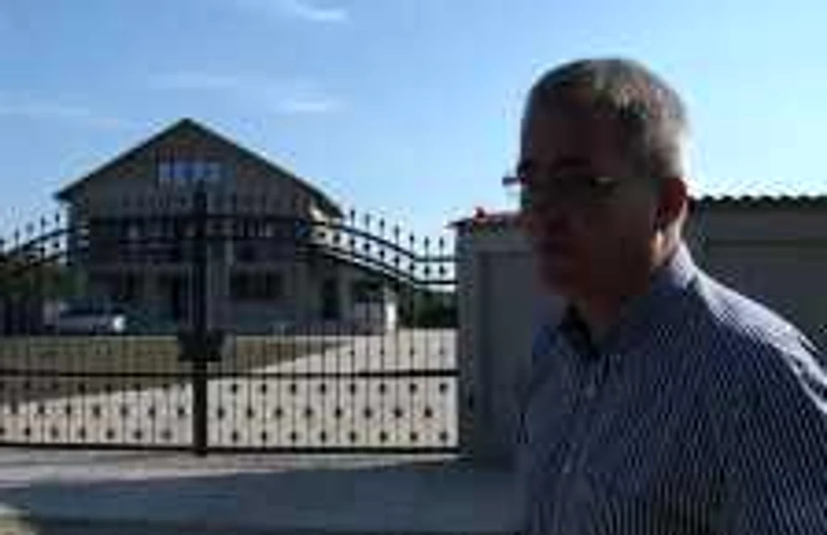 Ciprian Stătescu, primarul din Băicoi,spune că în curtea sa este curat şi nu are nevoie de angajaţii de la Spaţii Verzi, totul fiind un atac politic. FOTO Adevărul Ploieşti
