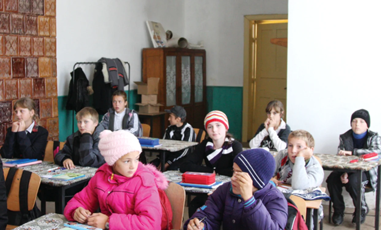 Elevii din Şerbăneşti stau îmbrăcaţi gros la ore din cauza frigului, iar mobilierul este vechi