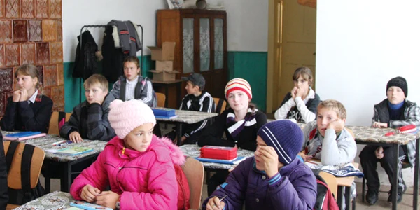 Elevii din Şerbăneşti stau îmbrăcaţi gros la ore din cauza frigului, iar mobilierul este vechi