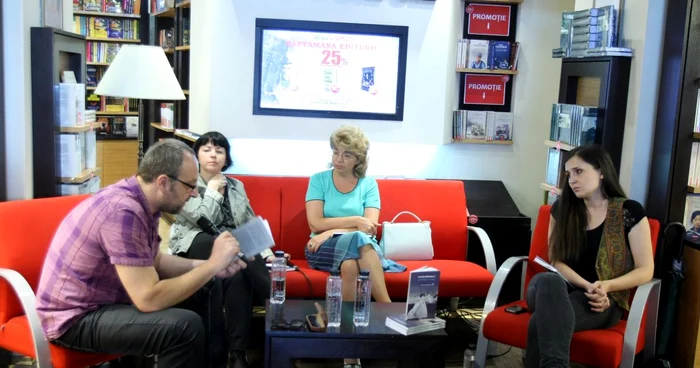 De la dreapta la stânga: Lavinia Bălulescu, Carmen Muşat, Simona Sora şi Cezar Paul-Bădescu, la dezbaterea de miercuri-seară de la Librăria Adevărul FOTO: Marian Iliescu