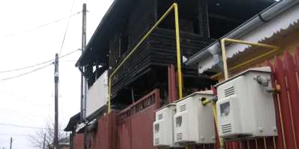 Lucrătorii de la gaze au venit să verifice ţeava de gaz metan ce trecea chiar prin faţa casei incendiate.