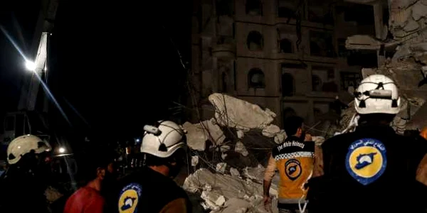 Membri ai Castilor Albe cautand printre ruine in Siria FOTO EPA-EFE