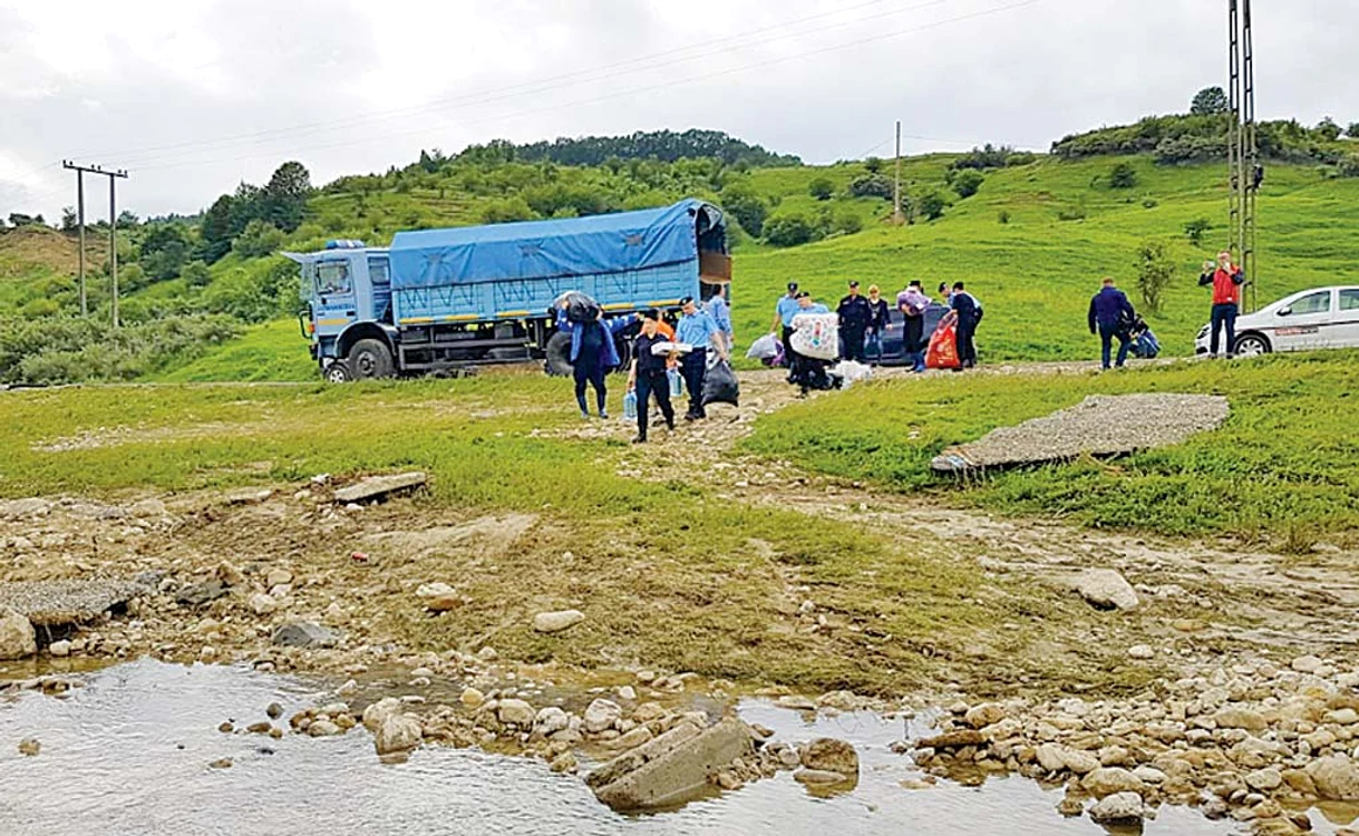 În localităţile prahovene Lapoş şi Sângeru oamenii au rămas fără agoniseala de-o viaţă