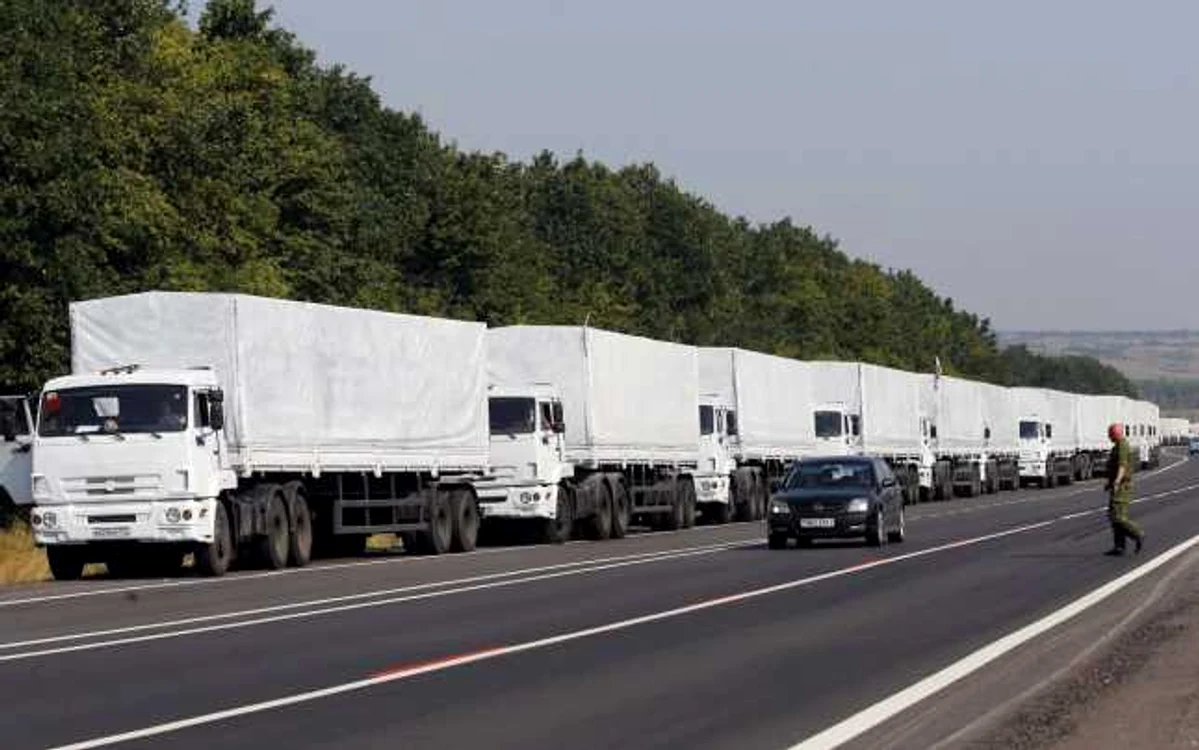 Camioane care fac parte din convoiul umanitar rus. FOTO: Reuters
