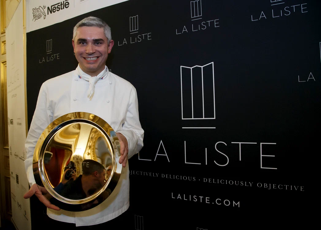 
    Benoît Violier și trofeul obținut în decembrie 2015foto: AP  
