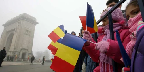 Cei prezenţi astăzi la parada de la Arcul de Trimf au fluturat tricolorul României FOTO Adevărul 