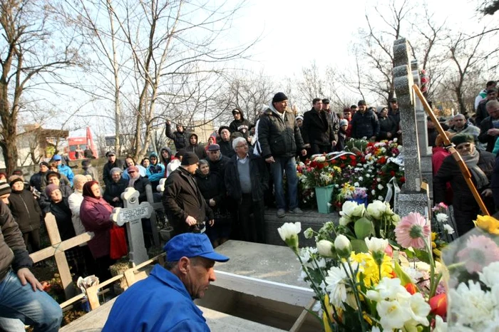 Înmormântarea Michaelei Niculescu, Mica de la Abracadabra. (Foto: Marian Iliescu / Adevărul)