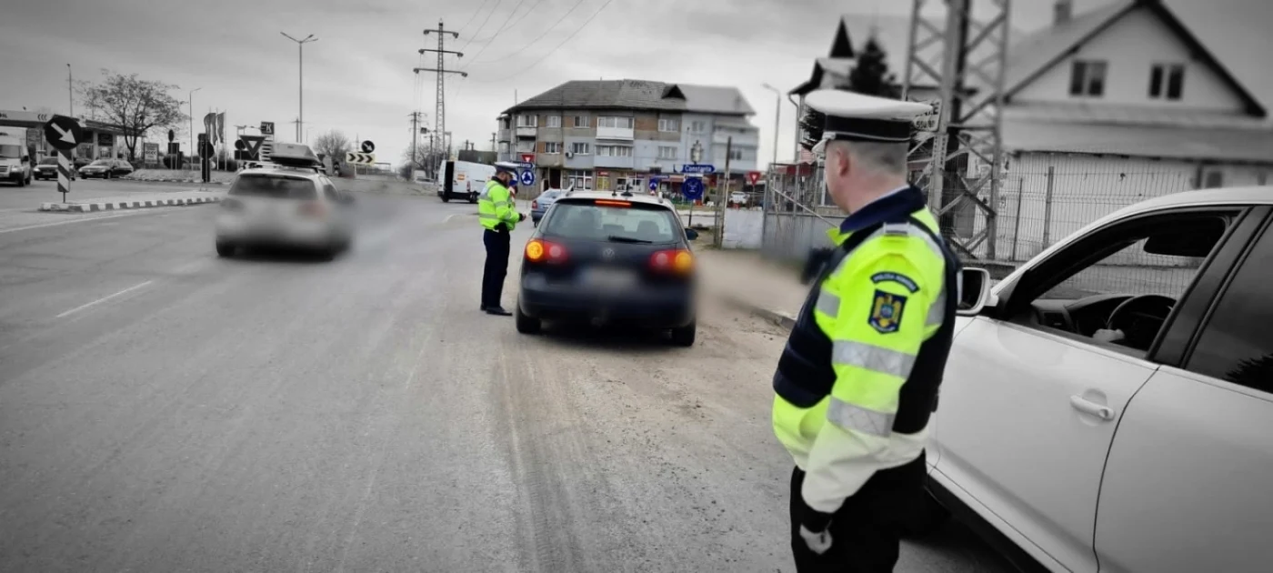 Cei doi polițiști le cereau șpagă șoferilor vitezomani. FOTO: Arhivă Adevărul