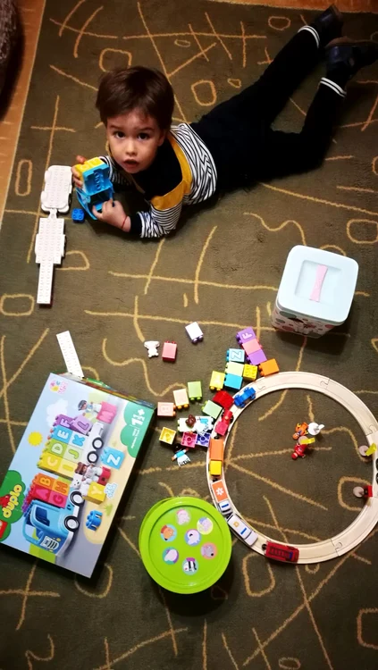 Andrei, fiul Ioanei Maria Moldovan, a fost vizitat de Moș la bunicii din Târgu Mureș