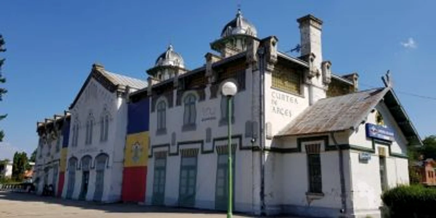 Gara a fost acoperită cu nişte pânze ce imită designul de odinioară FOTO: Denis Grigorescu