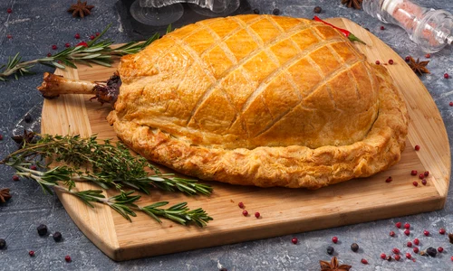 Pulpa de miel in foitaj  Sursa foto shutterstock 1661084821 jpg