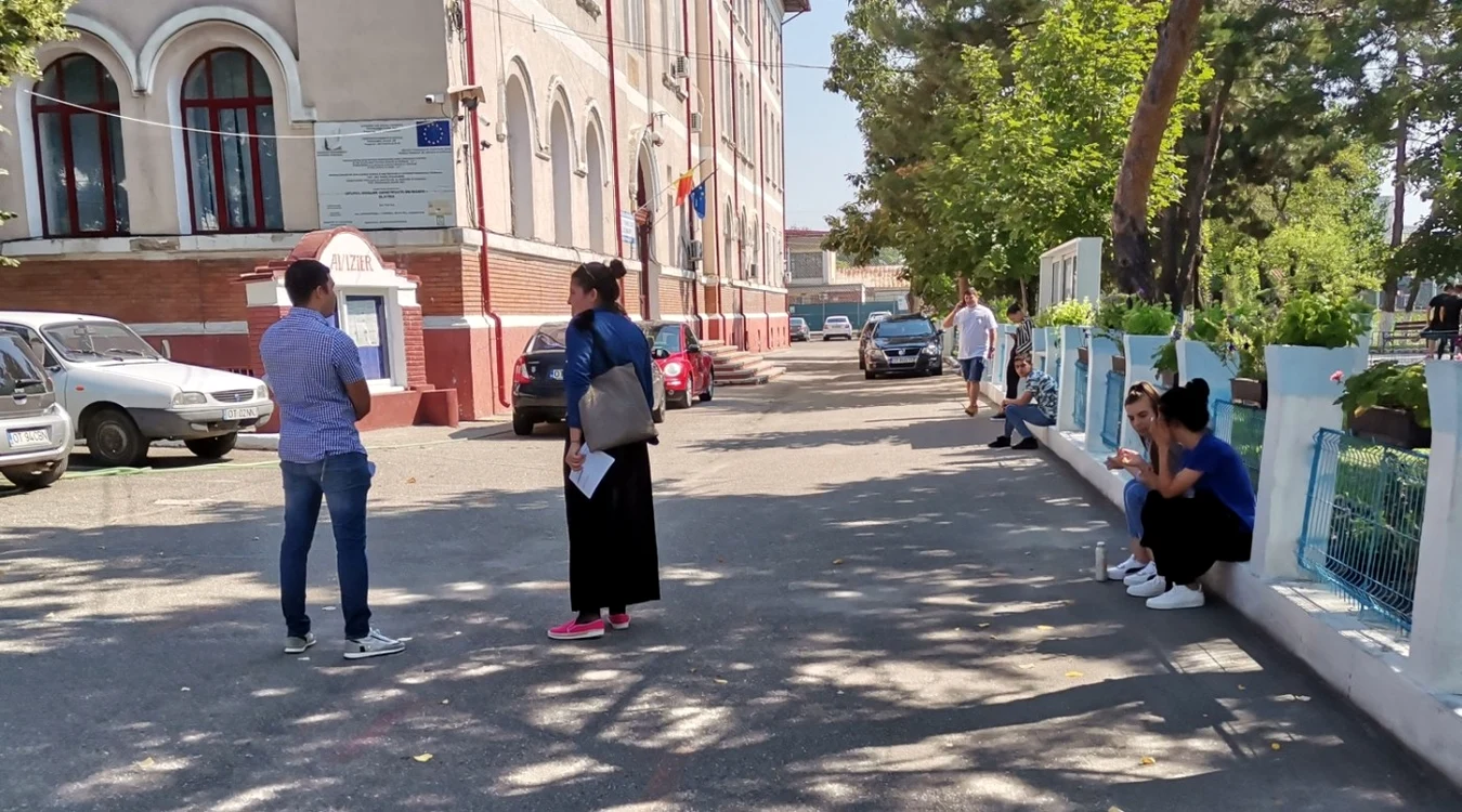 Absolvenţii de liceu au variante să-şi continue studiile şi cu şi fără diploma de Bacalaureat, află aceştai chiar la poarta şcolii FOTO: Alina Mitran