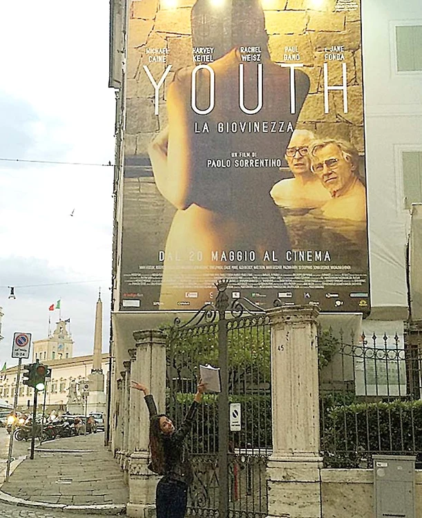 Mădălina Ghenea – Roma. Pe Via del Quirinale tronează  afişul filmului “Youth”, în care  Mădălina apare în fundul gol