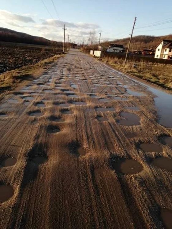 Cu o singură excepţie, toate drumurile din Cocu sunt neasfaltate şi pline de gropi. Foto: Codruţ Bădescu - FB Cocu, comună europeană!