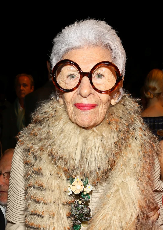 Iris Apfel iese ușor în evidență oriunde merge